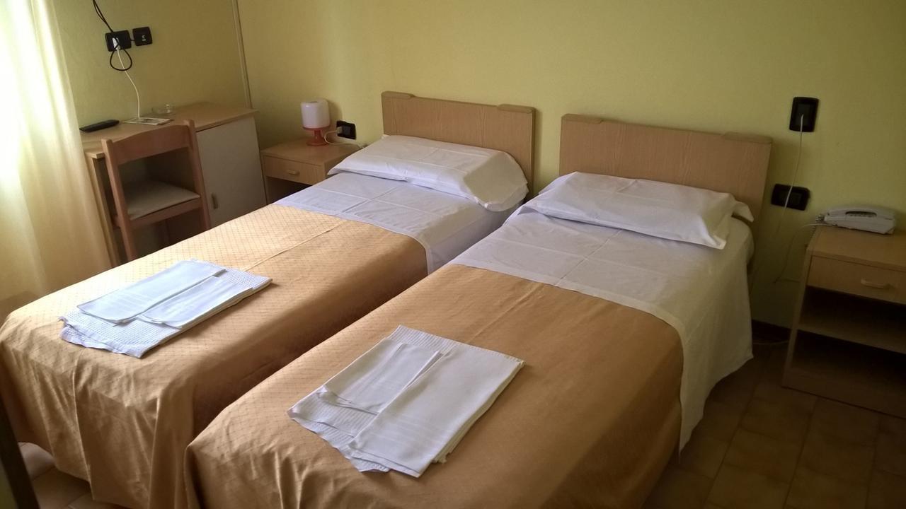 Hotel Parigi Castel San Pietro Terme Oda fotoğraf